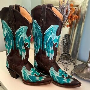 Gorgeous brown and teal cowboy boots. Worn a few times in beautiful condition.